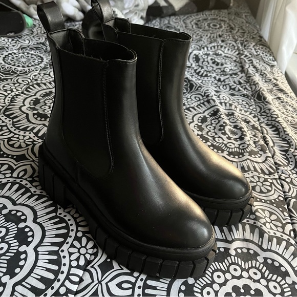 Public Desire Wide Fit Zenya chunky chelsea boots in black - Picture 3 of 5